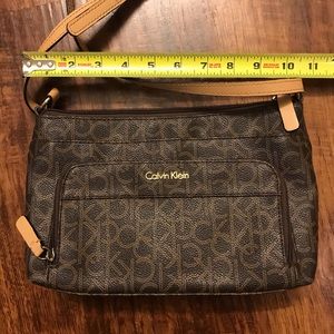 Like new: Calvin Klein printed crossbody bag